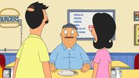 Bob's Burgers – Als Bob (l.) und Linda (r.) zu einem romantischen Ausflug aufbrechen, bitten sie Teddy (M.) darum, auf Tina, Gene und Louise aufzupassen. Doch kann das gutgehen?