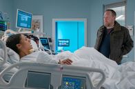 In aller Freundschaft – Ralf Borowski (Oliver Bröker) hat Dr. Lucia Böhm (Vanessa Rottenburg) in der Notaufnahme tätlich angegriffen. Schwer verletzt liegt sie nun auf der Intensivstation. Sein Hausverbot ignorierend, steht er plötzlich vor ihrem Bett.