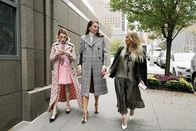 Younger – v.l.n.r.) Lauren Heller (Molly Bernard); Liza Miller (Sutton Foster); Kelsey Peters (Hilary Duff)
