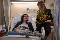 Code Ava - Trained to Kill – v.li.: Bobbi (Geena Davis), Judy (Jess Weixler)