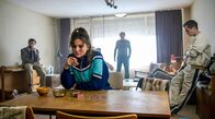Herrhausen - Der Herr des Geldes – ARD Degeto HERRHAUSEN - HERR DES GELDES, "Teil 2" Uhr im ERSTEN, online first ab Montag (30.09.24) in der ARD MEDIATHEK Die RAF-Terroristin Fehling (Lisa Vicari, vorne) plant mit deutsch-palästinensischen Terrorzelle einen Anschlag. - Motiv aus Episode 4 -