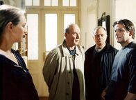 Tatort – Bienzle (Dietz-Werner Steck, 2.v.li.) und Gächter (Rüdiger Wandel, 3.v.li.) sind mitten in einen heftigen Streit zwischen Manu und Peter Reich (Sophie von Kessel, li. und Max Herbrechter, re.) geplatzt.