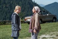 Der Bergdoktor – Schwere Aufgabe für Lisbeth (Monika Baumgartner, r.): Sie soll ihrem Sohn Hans ausrichten, dass er die gemeinsame Tochter Sophia solange nicht sehen wird, bis er Tim als den Mann an Susannes (Natalie O'Hara, l.) Seite akzeptiert.
