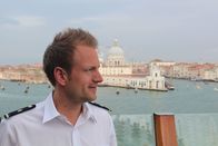 Verrückt nach Meer – Deck-Kadett Christian auf der Nock bei der Einfahrt in Venedig, Italien.