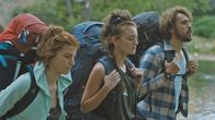 neoriginal: Missing Lisa – Auf dem GR 5 ist zwischen Ylena (Laurian Callebaut, l.), Zoë (Violet Braeckman, M.) und Michiel (Boris Van Severen, r.) nicht immer gute Stimmung. Der Wanderweg verlangt den Freunden einiges ab.