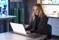 Navy CIS – Kann Ellie (Emily Wickersham) herausfinden, ob Hicks der Mord tatsächlich von einem NCIS-Agenten angehängt wurde und er deshalb unschuldig im Gefängnis sitzt?