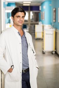 Bettys Diagnose – Dr. Marco Behring (Maximilian Grill).