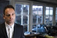 Elementary – Warum beschafft sich ein Unbekannter mit Hilfe von Watsons Lizenz illegal Drogen? Als Watson plötzlich selbst unter Verdacht steht, muss Holmes (Jonny Lee Miller) schnell handeln ...