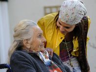 Zimmer mit Tante – Malu (Nadia Hilker, rechts) bekommt bei ihrem "Zwangssozialdienst" im Altenheim Frau Förster (Ingeborg Torsch) anvertraut.