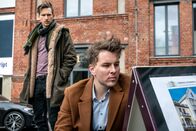 SOKO Leipzig – Moritz Brenner (Johannes Hendrik Langer, l.) kommt mit Darius Schwarz (Niclas Rohrwacher, r.) ins Gespräch. Das Büro des Immoblienmaklers befindet sich zufällig im selben Gebäude, wie das Startup der drei jungen Frauen.