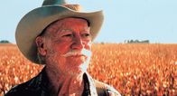 The Straight Story - Eine wahre Geschichte – Alvin Straight, ein sturer, 73-jähriger Rentner aus Iowa, begibt sich auf eine unglaubliche Reise. Auf einem Rasenmäher mit einem selbstgebauten Anhänger fährt er in sechs Wochen ins 400 km entfernte Städtchen Mount Zion in Wisconsin. Ohne Führerschein und mit schwachen Augen will er zu seinem kranken Bruder Lyle, um sich mit ihm nach zehn Jahren Streit auszusöhnen. - Die Reise zu seinem Bruder Lyle führt Alvin (Richard Farnsworth) an den riesigen Feldern Iowas vorbei.