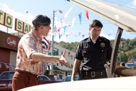Super 8 – Zunächst werden nur Metallteile aus den Autos, dann ganze Elektrogeräte geklaut, auch alle Hunde verlassen in Scharen die Gegend und schließlich verschwinden sogar Menschen auf mysteriöse Weise. Sheriff Jackson Lamb (Kyle Chandler, r.) steht vor einem Rätsel ...