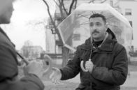 Streetphilosophy – Wann wird Männlichkeit zum Problem? Wann wird sie hegemonial oder gar toxisch? Darüber spricht Jan (li.) mit Autor Fikri Anil Altintas (re.), der sich kritisch mit Männlichkeitsbildern auseinandersetzt.