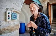 Das Schweigen der Esel – Kotrusek (Gerhard Liebmann) will Jonas Horak dazu bringen, mit ihm aus der Anstalt zu fliehen.