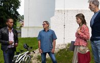 Watzmann ermittelt – Jerry (Peter Marton, l.) befragt die Sänger am Klosterparkplatz. Dabei fällt ihm auf, wie nervös Laura (Sarah Beck, 2.v.r.) ist (mit Rufus Beck, r. und Komparse, M.).