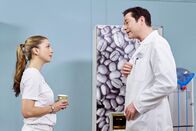 In aller Freundschaft – Dr. Philipp Brentano (Thomas Koch) hat das Angebot einer Klinik in Oslo angenommen. Er und seine Frau, Oberschwester Arzu (Arzu Bazman), haben in der Sachsenklinik gekündigt und stehen nun kurz vor ihrer Auswanderung. Beide freuen sich, wieder mehr Zeit für sich und ihre Familie zu haben, da die Arbeitsbedingungen in Norwegen bedeutend familienfreundlicher sind.