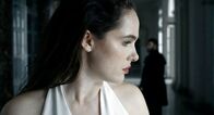 Der Treue größter Akt – Kriemhild (Verena Altenberger) vertraut Hagen (Michael Joachim Heiss) das Geheimnis um Siegfrieds Verwundbarkeit an.
