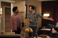 Call Me Kat – Carter (Julian Gant, l.); Max (Cheyenne Jackson, r.)