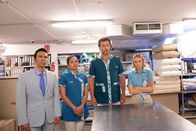 The Mallorca Files – Gustavo (Daniel Ortiz, l.), Isabella (Amanda Vilanova, 2.v.l.), Max (Julian Looman, 2.v.r.) und Miranda (Elen Rhys, r.) konfrontieren die beschuldigte Person mit dem Vorwurf des Diebstahls.
