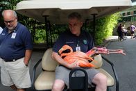 Bronx Zoo - Tierpark der Superlative – William Doyle holds Dinky during transportation. Kevin Hills standing next to him.