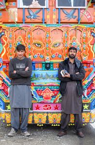 Wilde Wege – Ali Akbar und Umar Laib sind mit ihrem bunt bemalten Lkw auf dem Karakorum Highway unterwegs.