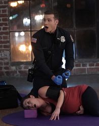 9-1-1 Notruf L.A. – Als eine Yogastunde für die schwangere Jackie (Meryl Hathaway, vorne) nicht so verläuft wie erhofft, werden Buck (Oliver Stark, hinten) und Bobby zu Hilfe gerufen. Doch Jackie bleibt nicht die einzige, die Unterstützung braucht ...