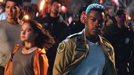Pacific Rim: Uprising – Amara Namani (Cailee Spaeny, l.); Jake Pentecost (John Boyega, r.)