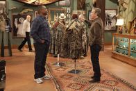 Last Man Standing – Mike (Tim Allen, r.) sind alle Mittel recht, um Chuck (Jonathan Adams, l.) hinters Licht zu führen ...