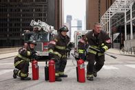 Chicago Fire – Bereit zum Einsatz, v.li.: Randy Flagler als Capp, Anthony Ferraris als Tony, Taylor Kinney als Kelly Severide
