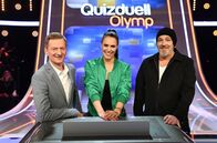 Quizduell-Olymp – Quizmasterin Esther Sedlaczek (M.) mit den Kandidaten des Teams "Bühne": Michael Kessler (l.) und Torsten Sträter (r), beide Comedians.