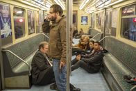 Castle – Das Team um Beckett und Castle ermittelt in einem Fall, bei dem Jared Stone (Will Rothhaar, vorne) mehrere Geiseln, unter anderem auch Detective Esposito (Jon Huertas, r. vorne), in einer U-Bahn festhält ...