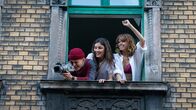 Der Palast – Als Immobilienmakler auftauchen, schlagen die Hausbesetzer sie in die Flucht. Die WG beobachtet das Spektakel vom Fenster aus. Von links: Uli Brändle (Ben Felipe), Luise Jansen (Lary Müller) und Karla Tanner (Taynara Silva-Wolf)