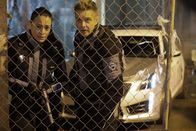 APB – Theresa Murphy (Natalie Martinez, l.); Roderick Brandt (Taylor Handley, r.)