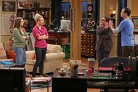 The Big Bang Theory – Verbringen einen ganz speziellen Abend miteinander: Penny (Kaley Cuoco, 2.v.l.), Amy (Mayim Bialik, l.), Leonard (Johnny Galecki, 2.v.r.) und Sheldon (Jim Parsons, r.) ...