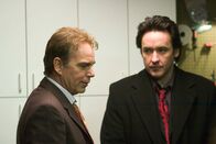 The Ice Harvest – Man gönnt sich ja sonst nichts, und so soll die diesjährige Bescherung für den Mafiaanwalt Charlie (John Cusack, r.) und seinem abgebrühten Kumpel Vic (Billy Bob Thornton, l.) etwas üppiger ausfallen. Unterstützt wird dieser Wunsch unwissentlich von Charlies Chef.