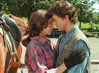 Willkommen daheim – Felicitas (Julia Richter) hat sich in den Tierarzt Valentin (Timothy Peach) verliebt.