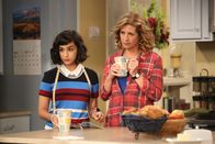 Last Man Standing – Mandy Baxter (Molly Ephraim, l.); Vanessa Baxter (Nancy Travis, r.)