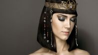 Mythos - Die größten Rätsel der Geschichte – Die legendäre Pharaonin Kleopatra ist eine der faszinierendsten und einflussreichsten Frauen der Geschichte. Aber wer ist die wahre Kleopatra, die Frau hinter dem Mythos?