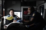 9-1-1 Notruf L.A. – Howie "Chimney" Han (Kenneth Choi, l.); and Henrietta "Hen" Wilson (Aisha Hinds, r.)