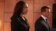 Suits – Die Untersuchungen der Börsenaufsicht sind für Jessica (Gina Torres) und Harvey (Gabriel Macht) eine große Belastung. Niemand in der Kanzlei Pearson Specter scheint mehr sicher.