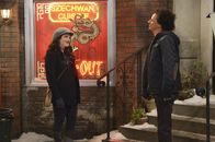 2 Broke Girls – Als Max (Kat Dennings, l.) herausfindet, wie Deke (Eric André, r.) wohnt, ist sie etwas schockiert ...