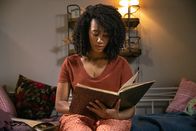 Hotel Mondial – Lara Hildebrandt (Joy Ewulu) studiert nach Feierabend die Geschichte des Hotel Mondial.