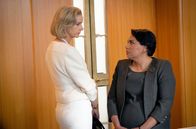Total Control – Premierministerin Rachel Anderson (Rachel Griffiths li.) und Alex Irving (Deborah Mailman).