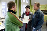 Der letzte Bulle – Mick (Henning Baum, r.) und Andreas (Max Grill, M.) konfrontieren den Lehrer Thomas Meyer (Rainer Sellien, l.) mit den verräterischen Handynummern, doch dieser leugnet alles.