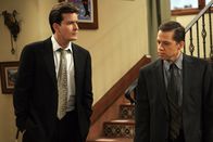Two and a Half Men – Wollen Abschied von Harry nehmen - doch jeder aus einem speziellen Grund: Charlie (Charlie Sheen, l.) und Alan (Jon Cryer, r.) ...