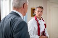 Sturm der Liebe – Werner (Dirk Galuba, l.) versucht, Robert (Lorenzo Patané, r.) vor Ariane zu warnen.