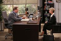 The Big Bang Theory – Beim Vorstellungsgespräch als Verkäuferin bei dem Pharmaunternehmen, für das auch Bernadette arbeitet, versagt Penny (Kaley Cuoco, r.) und gesteht dem Personalchef, dass sie nur gekommen ist, weil Bernadette das Gespräch vermittelt hat und sie Angst vor ihr habe. Doch was wird Personalchef Don (Stephen Root, l.) dazu sagen?
