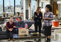 Männerwirtschaft – (v.l.n.r.) Felix Unger (Thomas Lennon); Oscar Madison (Matthew Perry); Emily (Lindsay Sloane); Dani (Yvette Nicole Brown)
