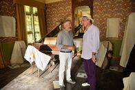 Das Traumschiff – Selbst Staff-Kapitän Martin Grimm (Daniel Morgenroth, l.) kann Thomas Budarek (Andreas Hoppe, r.) kaum auf seiner Suche nach der 13. "Blauen Mauritius" stoppen.