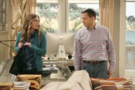 Two and a Half Men – Als Sozialarbeiterin Ms. McMartin (Maggie Lawson, l.) herausfindet, dass Walden und Alan (Jon Cryer, r.) kein richtiges Paar sind, versucht Alan alles, damit sie Louis nicht verlieren ...